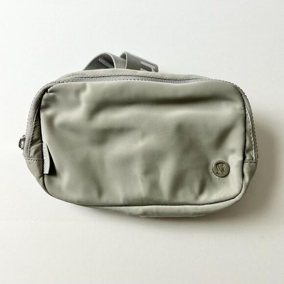 Lululemon Everywhere Belt Bag Silver Drop White Logo 1L - Picture 2 of 7
